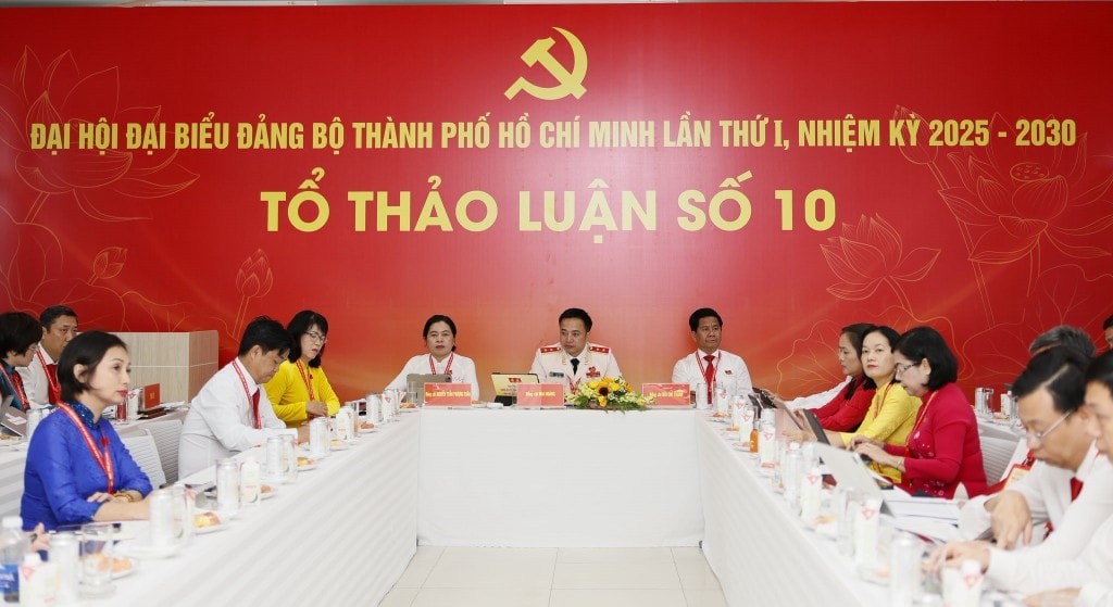 Trung tướng Mai Hoàng, Giám đốc Công an TP Hồ Chí Minh điều hành tổ thảo luận số 10 Trung tướng Mai Hoàng, Giám đốc Công an TP Hồ Chí Minh điều hành tổ thảo luận số 10