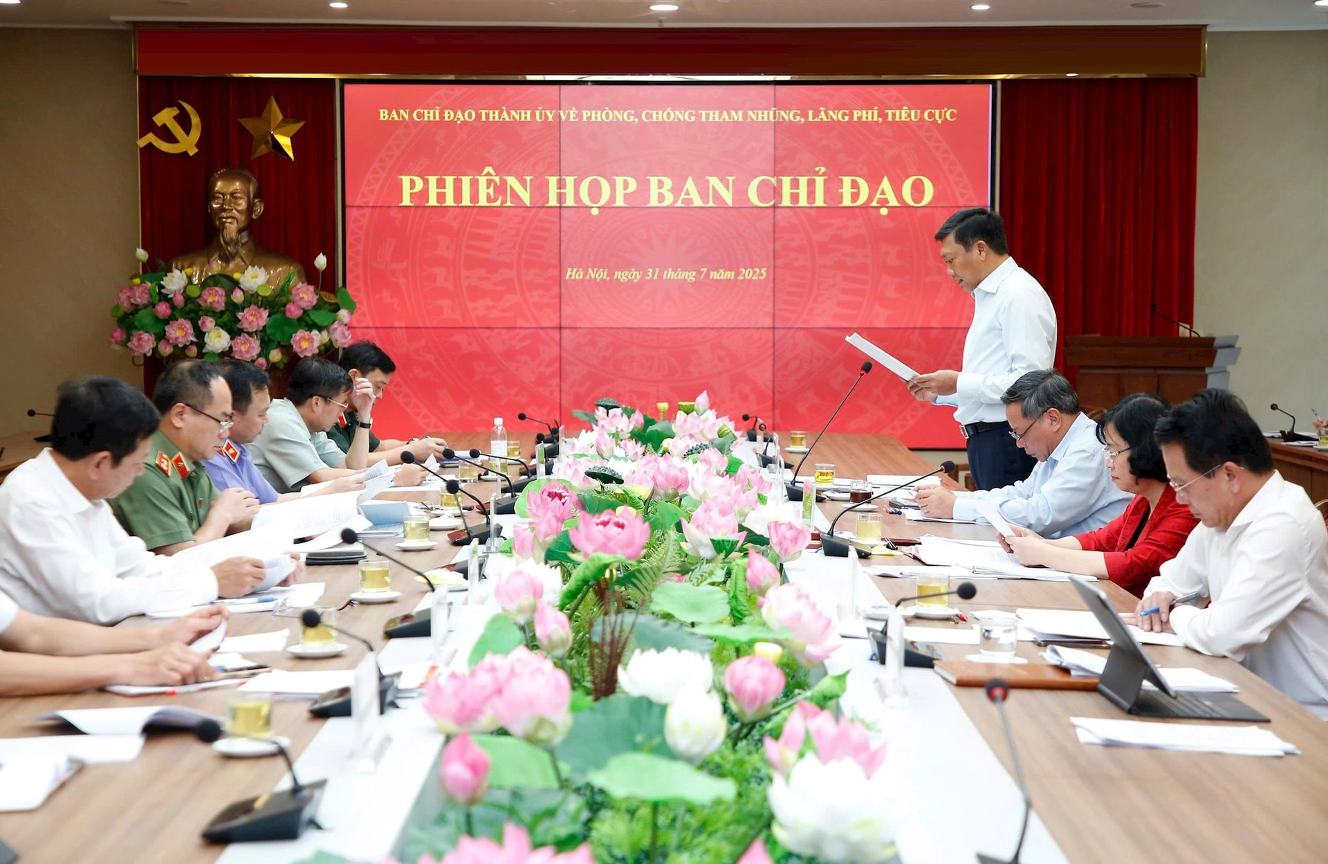 Quang-canh-phien-phien-tham-chi-dao-thanh-uy-hanoi-delegate-on-preventing-corruption-vulnerable-villages-July-2025.-anh-viet-thanhs.jpg