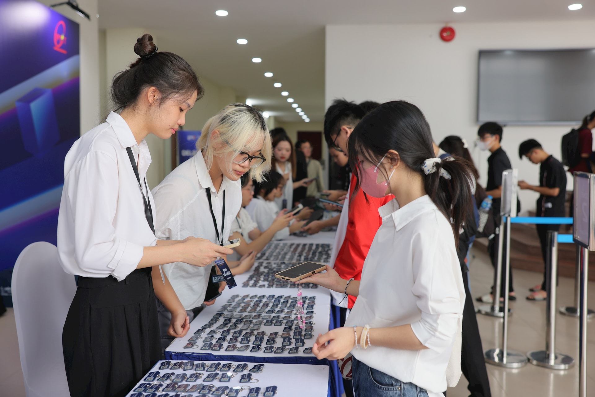 Sự kiện thu hút đông đảo sinh viên Học viện Công nghệ Bưu chính Viễn thông tham gia trải nghiệm. Ảnh: T.H