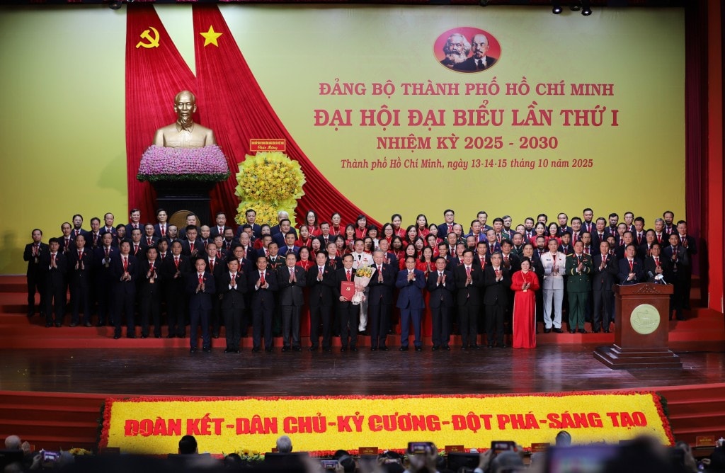 công bố và trao các quyết định của Bộ Chính trị, Ban Bí thư chỉ định Ban Chấp hành, Ban Thường vụ, Thường trực Thành ủy, Ủy ban Kiểm tra và Chủ nhiệm Ủy ban Kiểm tra Thành ủy; Quyết định chỉ định đại biểu của Đảng bộ thành phố dự Đại hội đại biểu toàn quốc lần thứ XIV của Đảng