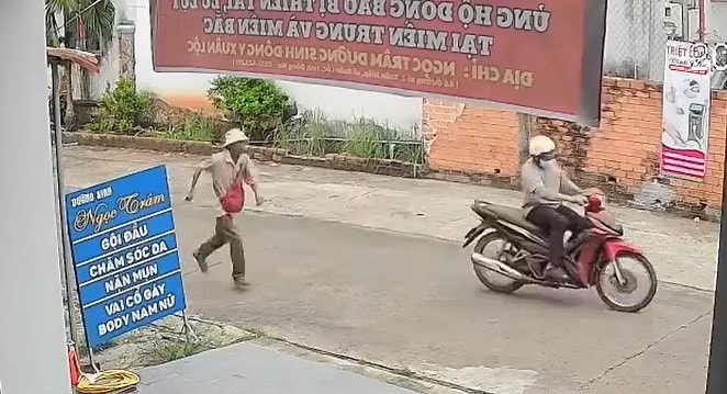 Hình ảnh camera ghi lại đối tượng cướp giật vé số của người bán dạo