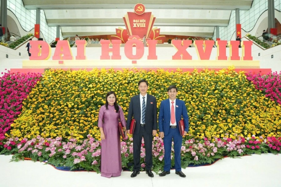 Các đồng chí lãnh đạo thành phố trước giờ bắt đầu phiên trù bị. 