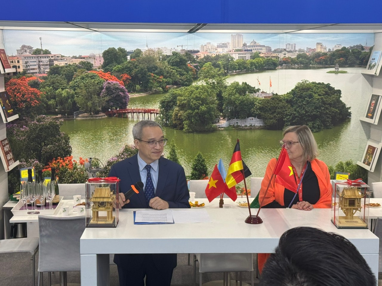 hoi-sach-frankfurt.jpg