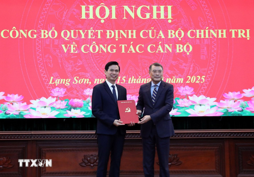 Ủy viên Bộ Chính trị, Bí thư Trung ương Đảng, Trưởng ban Tổ chức Trung ương Lê Minh Hưng trao quyết định cho tân Bí thư Tỉnh ủy Lạng Sơn Hoàng Quốc Khánh. (Ảnh: Văn Đạt/TTXVN)