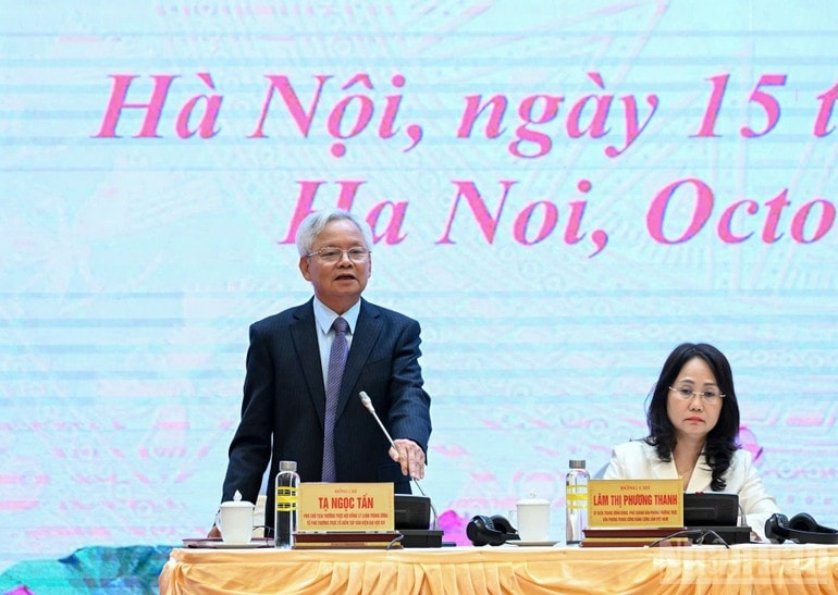 Giáo sư, Tiến sĩ Tạ Ngọc Tấn trả lời các câu hỏi của các cơ quan báo chí tại buổi họp báo.