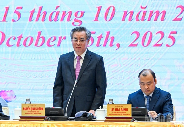 Đồng chí Nguyễn Quang Dương trả lời câu hỏi của các phóng viên tại buổi họp báo.