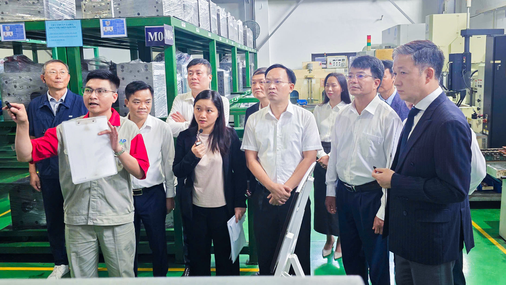 cac-dai-bieu-truc-tiep-tham-quan-va-chung-kien-nhung-thay-doi-sau-qua-trinh-tham-gia-du-an-nha-may-thong-minh-cua-doanh-nghiep.jpeg
