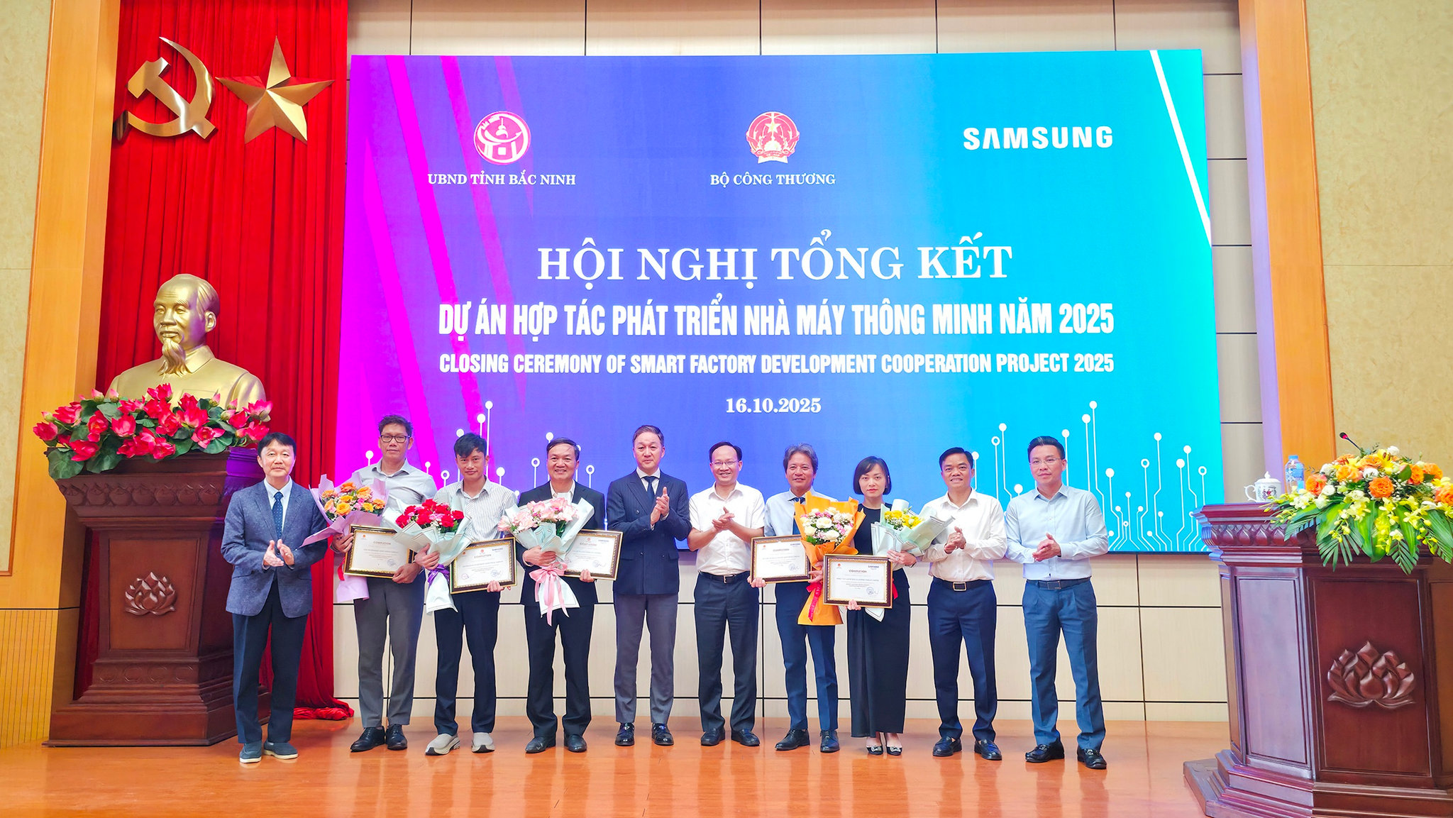 dai-dien-samsung-trao-chung-nhan-va-hoa-cho-cac-doanh-nghiep-da-tham-gia-du-an.jpeg