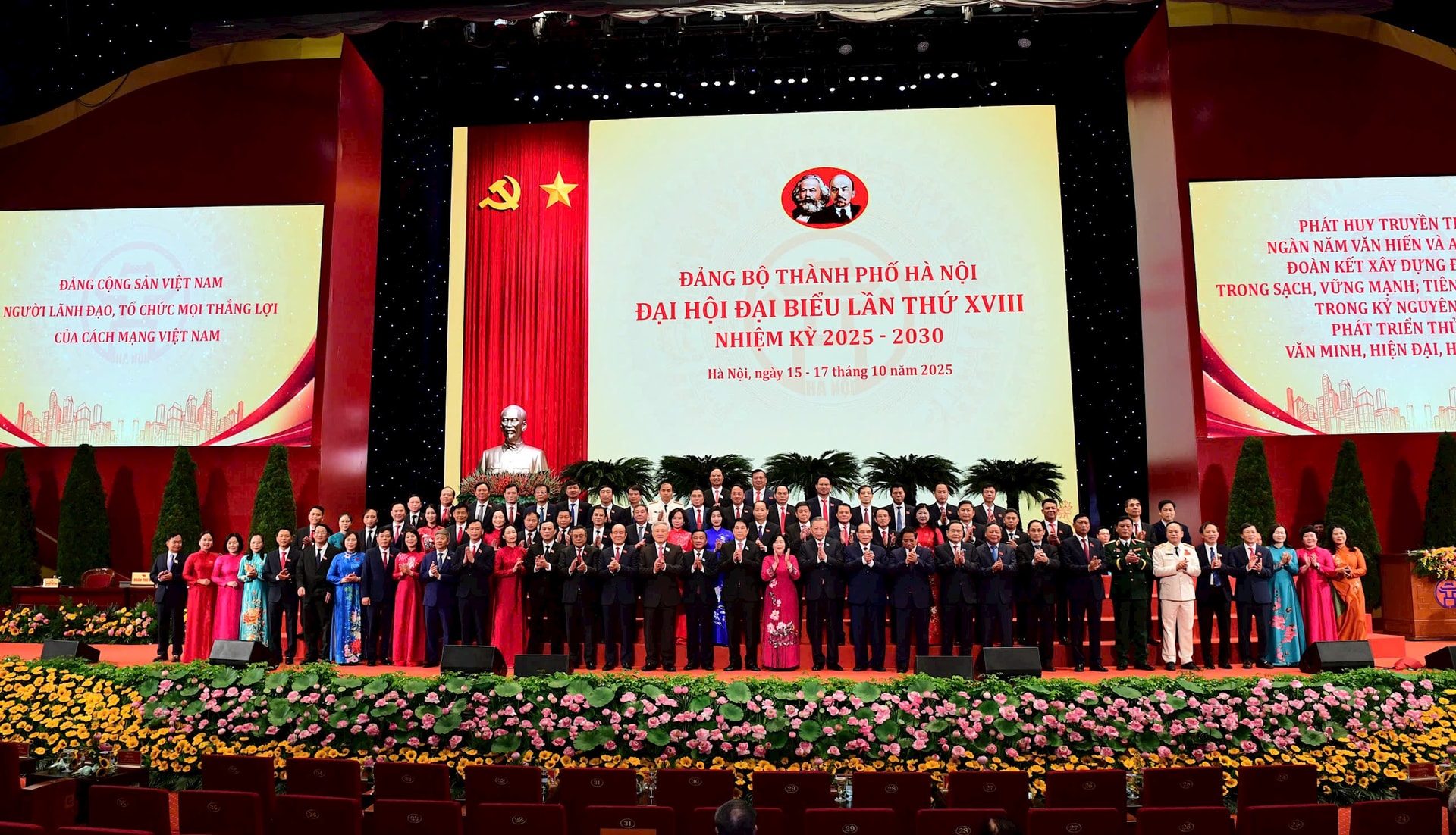 Các đồng chí lãnh đạo, nguyên lãnh đạo Đảng, Nhà nước với các đại biểu Đại hội đại biểu Đại hội đại biểu Đảng bộ thành phố Hà Nội lần thứ XVIII. Ảnh: Viết Thành