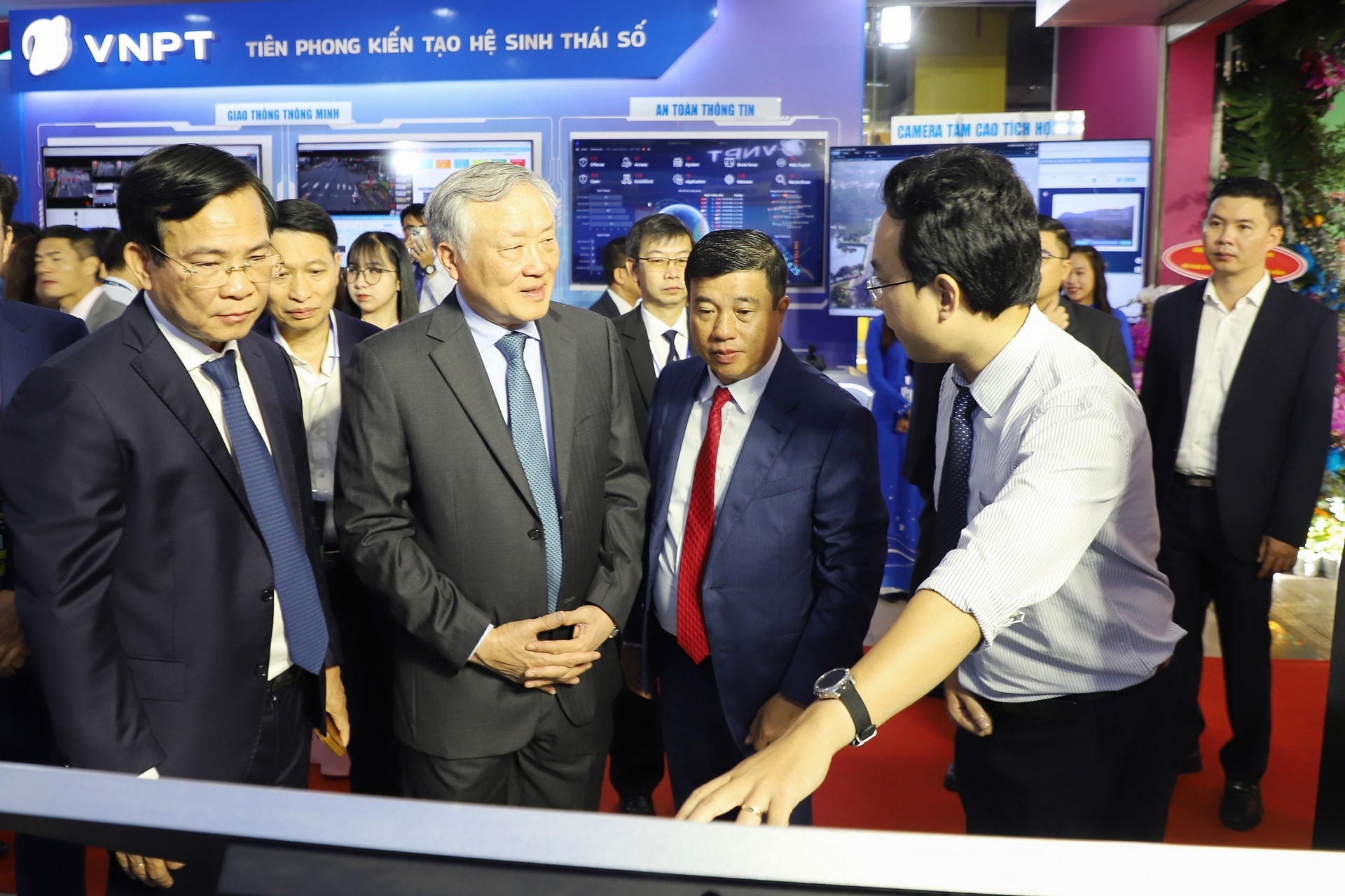 Xây dựng cơ sở dữ liệu quốc gia dùng chung là một trong những nội dung kiến nghị quan trọng của tỉnh Lâm Đồng gửi đến Chính phủ nhằm kết nối và chuẩn hoá dữ liệu giữa các cấp, các ngành. Trong ảnh: Ủy viên Bộ Chính trị, Phó Thủ tướng Thường trực Nguyễn Hòa Bình và các đồng chí lãnh đạo tỉnh tham quan gian hàng về hệ sinh thái số tại Hội nghị Xúc tiến đầu tư tỉnh Lâm Đồng diễn ra vào ngày 12-10. Ảnh tư liệu