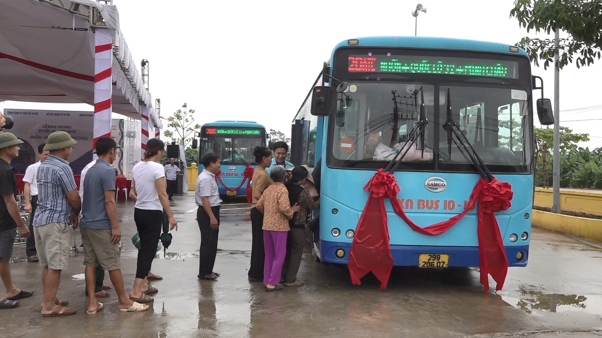 A linha de ônibus 20ATC (Nhon – Rodovia Nacional 32 – Minh Chau) conecta o centro da cidade com a única comuna insular da capital. Foto: Foto: Son Tung