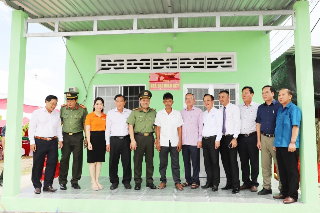 Lãnh đạo Bộ Công an, tỉnh Bạc Liêu và đại diện Tập đoàn T&T Group, Ngân hàng SHB dự khánh thành nhà của hộ dân được hỗ trợ