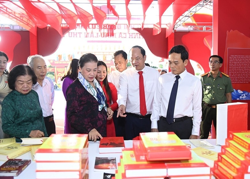 Các đại biểu tham quan triển lãm thành tựu kinh tế-xã hội tỉnh Cà Mau giai đoạn 2020-2025. 