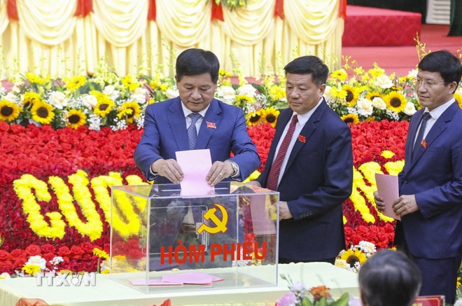 Đại biểu bỏ phiếu bầu Ban Chấp hành Đảng bộ tỉnh Điện Biên khóa XV, nhiệm kỳ 2025- 2030. (Ảnh: Xuân Tư/TTXVN) ttxvn-1610-dai-hoi-dang-bo-dien-bien.jpg