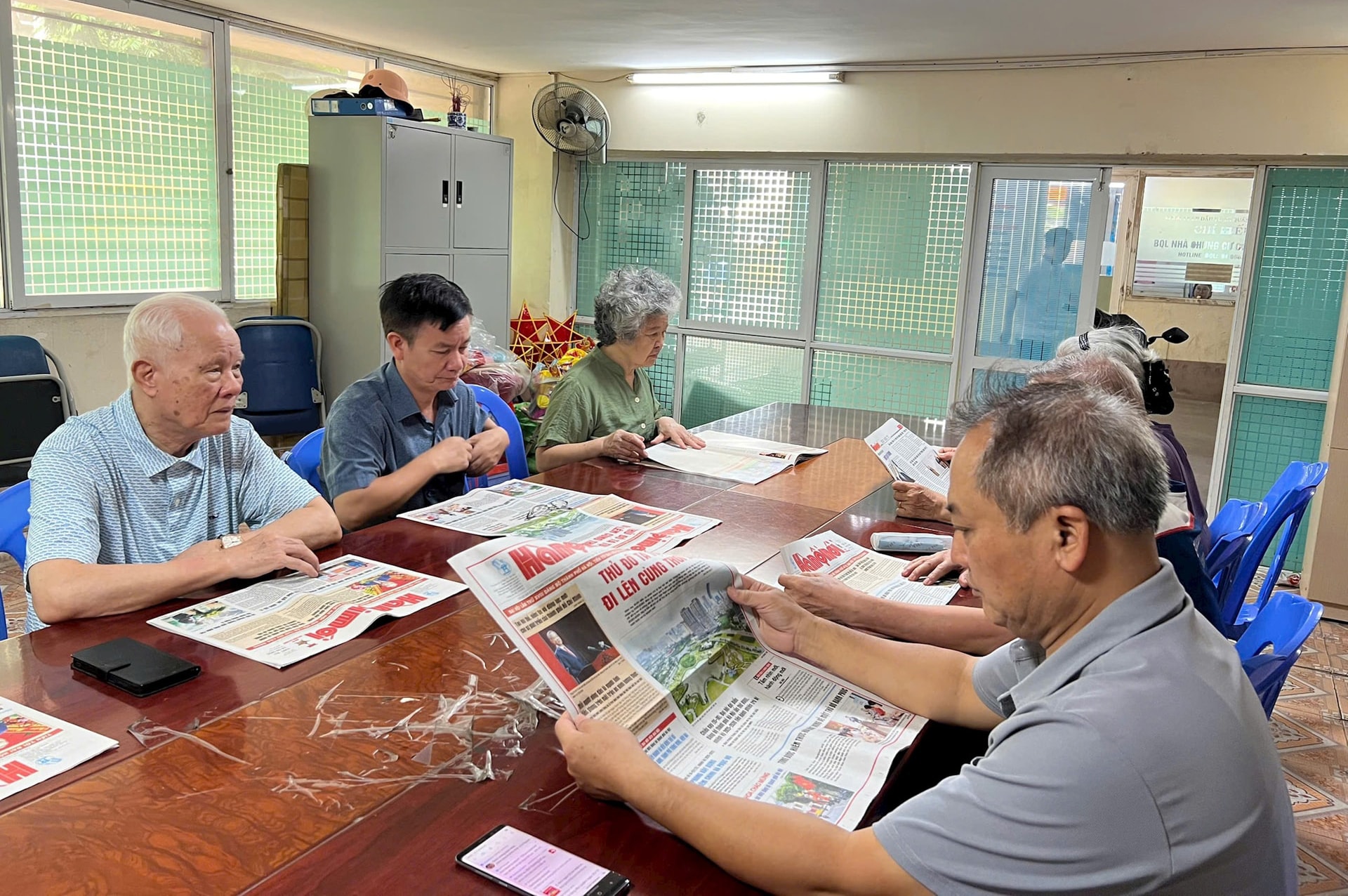 สมาชิกพรรคหัวหน้าพรรคเขตวันเค 1 ฮาดอง ติดตามข้อมูลการประชุมใหญ่พรรคครั้งที่ 18 กรุงฮานอย ผู้แทนพรรคประจำวาระปี 2568-2573 บนหนังสือพิมพ์ฮานอย