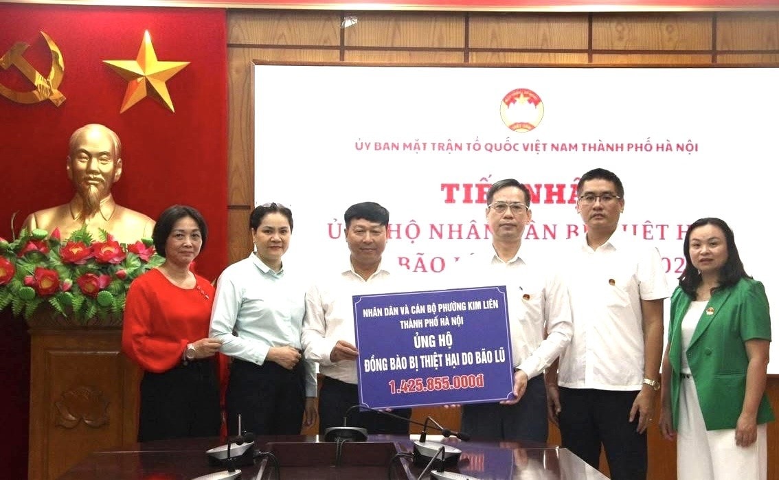 Đoàn viên, người lao động phường Kim Liên chung tay ủng hộ đồng bào vùng lũ