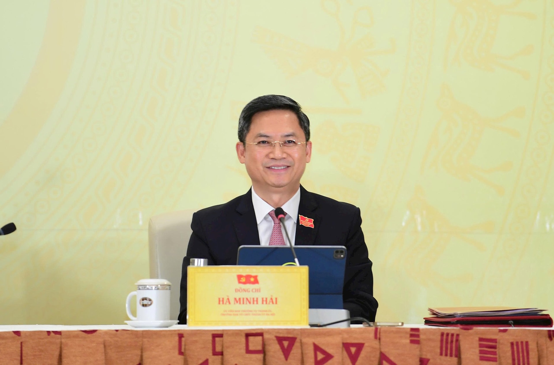 Ha Minh Hai, Mitglied des Ständigen Ausschusses des Parteikomitees von Hanoi und Vorsitzender des Organisationskomitees des Parteikomitees von Hanoi, antwortete auf der Pressekonferenz. Foto: Thanh Thai Anh