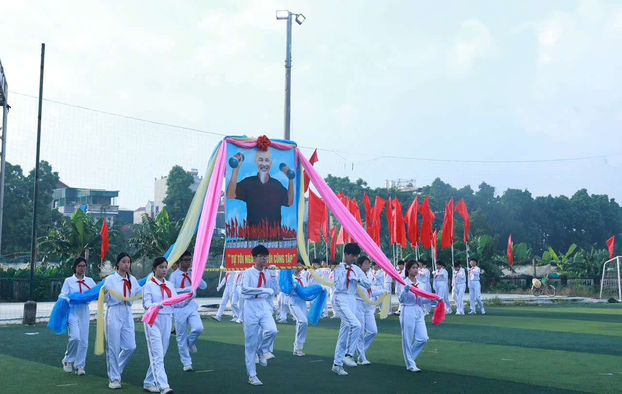 ក្បួនដង្ហែរនៅមហោស្រពកីឡា Linh Nam Ward។ រូបថត៖ PV