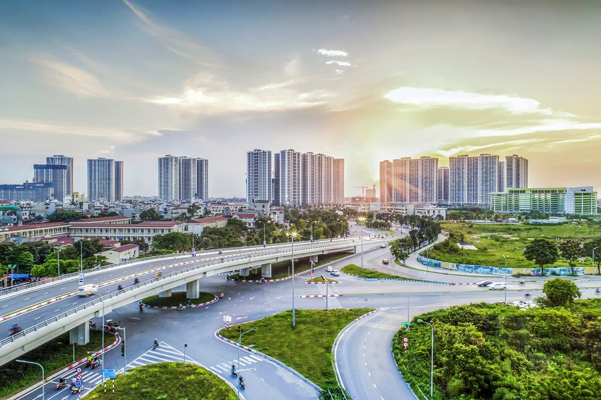 Hạ tầng giao thông Hà Nội có những bứt phá mạnh mẽ trong thời gian qua. Ảnh: thuonggiaonline.vn