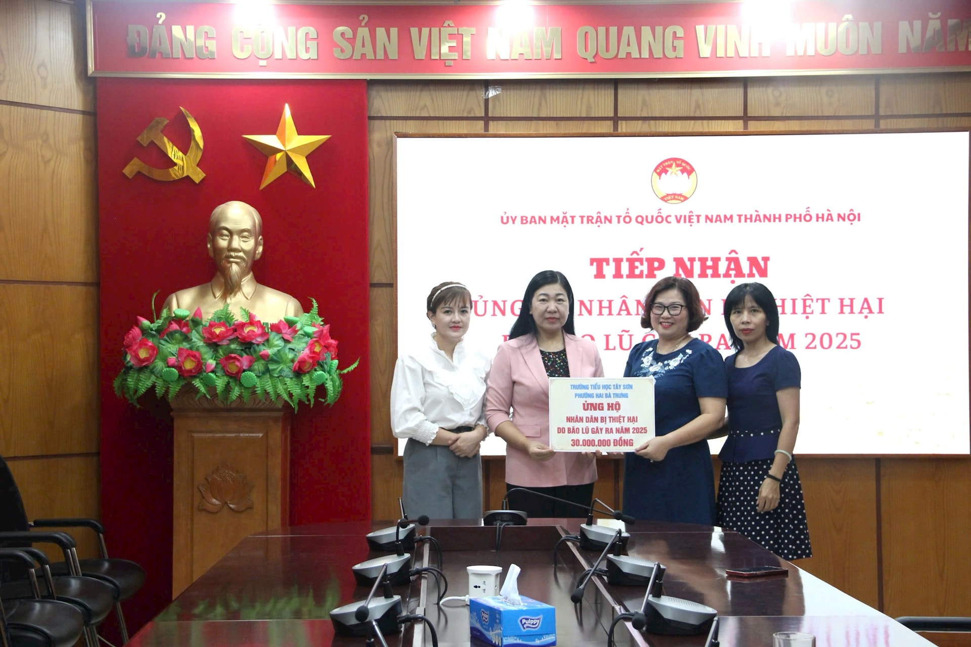 Đồng chí Nguyễn Lan Hương, Chủ tịch Ủy ban MTTQ Việt Nam thành phố Hà Nội tiếp nhận ủng hộ nhân dân bịthiệt hại do thiên tai. Ảnh: PV