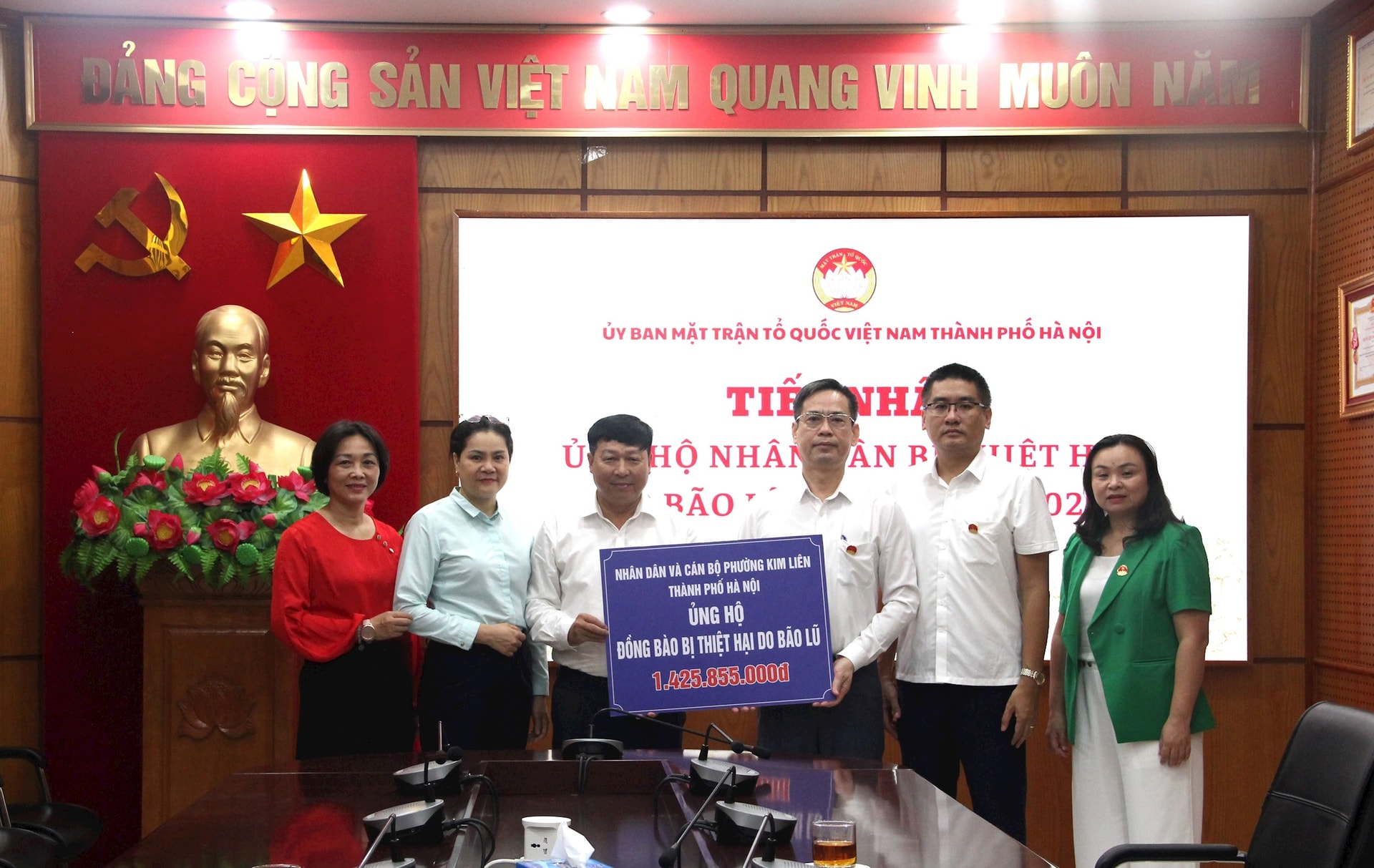 Phó Chủ tịch Ủy ban MTTQ Việt Nam Phạm Anh Tuấn tiếp nhận ủng hộ. Ảnh: P