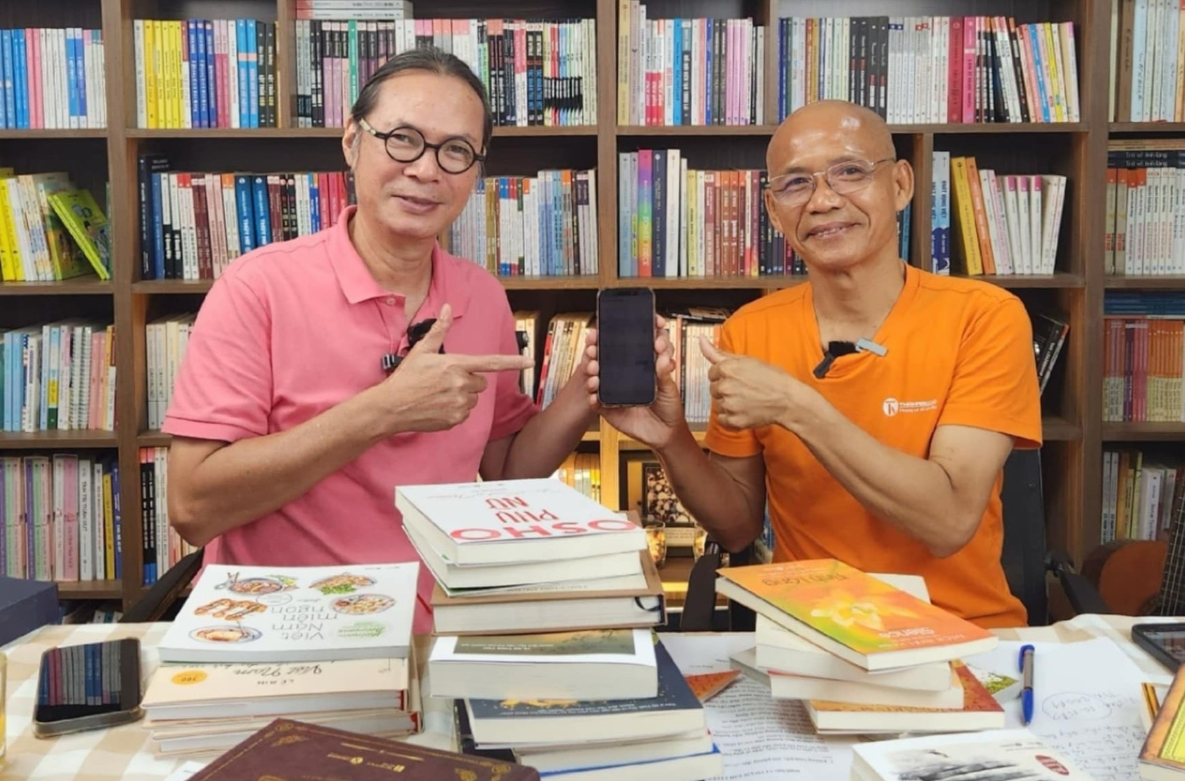 ສິລະປິນປະຊາຊົນ Tran Luc Trai ໃນ Livestream ແບ່ງປັນປຶ້ມໃນເຄືອຂ່າຍສັງຄົມ..jpg
