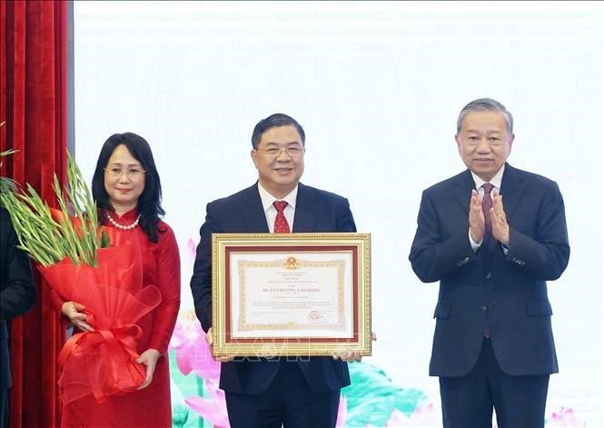 The-general-chairman-received-the-first-labor-award-to-the-central-office-of-the-Dang.-anh-ttxvn.jpg