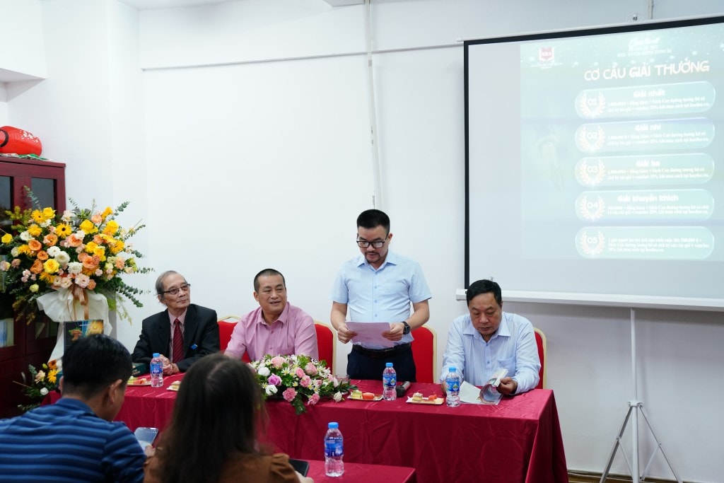 Ban Tổ chức công bố giải thưởng