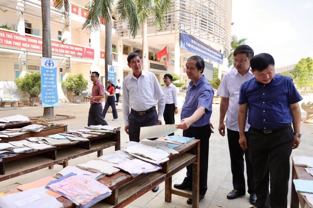Bộ trưởng Bộ GD&ĐT Nguyễn Kim Sơn chia sẻ khó khăn với thầy trò trường Đại học Sư phạm Thái Nguyên