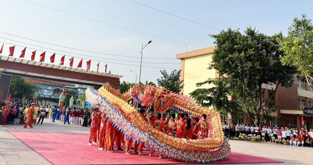 Tiết mục múa lân sư rồng khai mạc đại hội