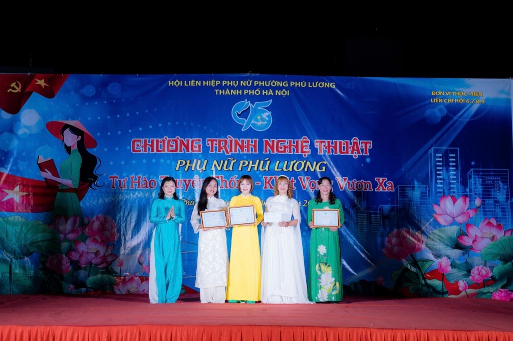 Các tập thể, cá nhân được vinh danh tại cuộc thi ảnh online “Mỗi tà áo dài – Một câu chuyện đẹp”, tôn vinh nét duyên dáng, tự tin và bản lĩnh của người phụ nữ Phú Lương trong thời đại mới.