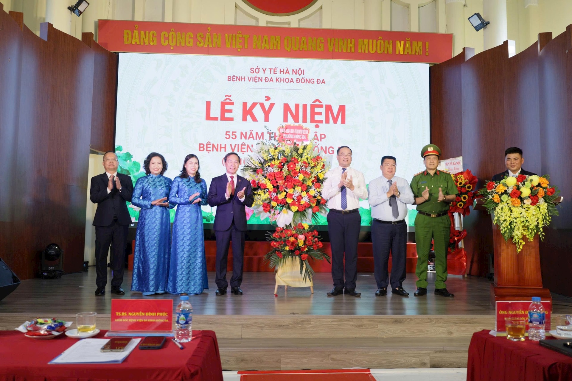 lanh-dao-dong-da-chuc-mung.jpg
