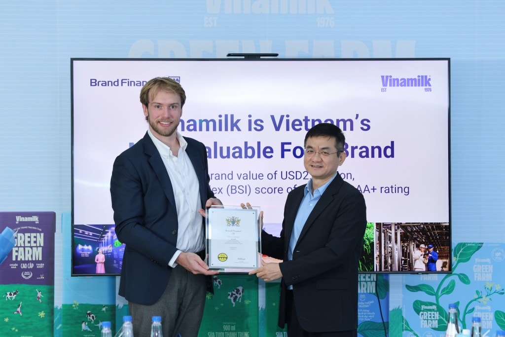 Ông Nguyễn Quang Trí – Giám đốc điều hành Marketing Vinamilk – nhận chứng nhận Top 100 thương hiệu giá trị nhất Việt Nam từ đại diện Brand Finance (Ảnh: Nguyễn Hoàng).