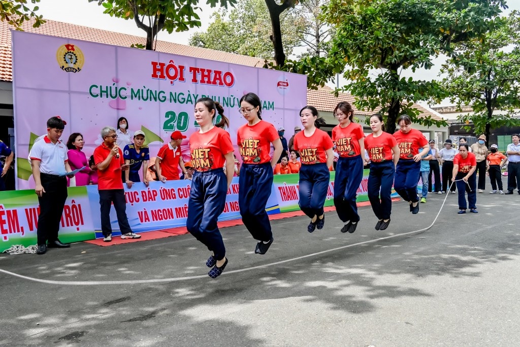 Các nhân viên nữ tham gia nhảy dây