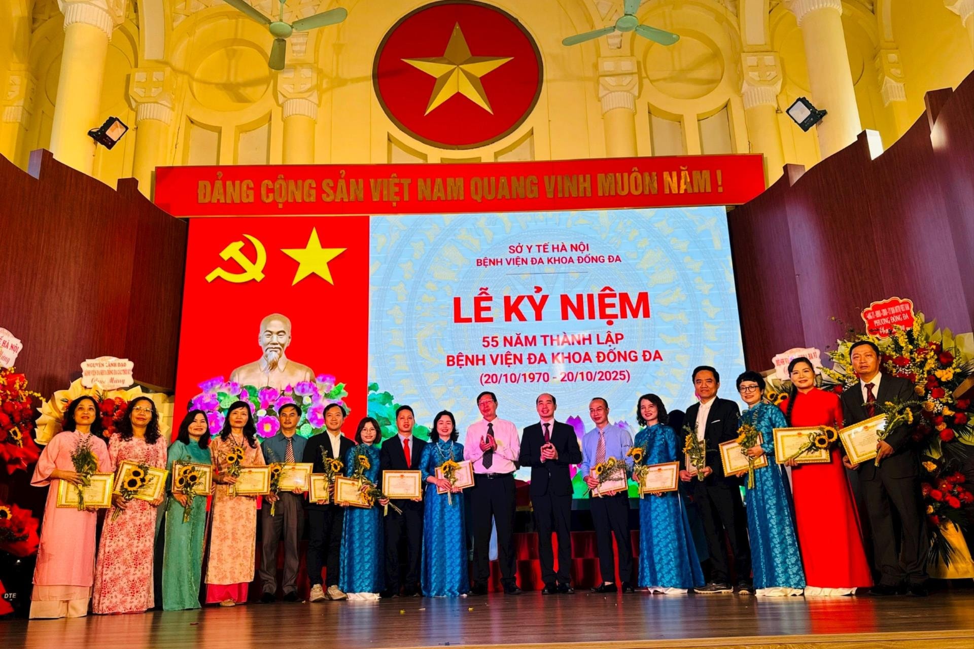 trao-giay-khen.jpg
