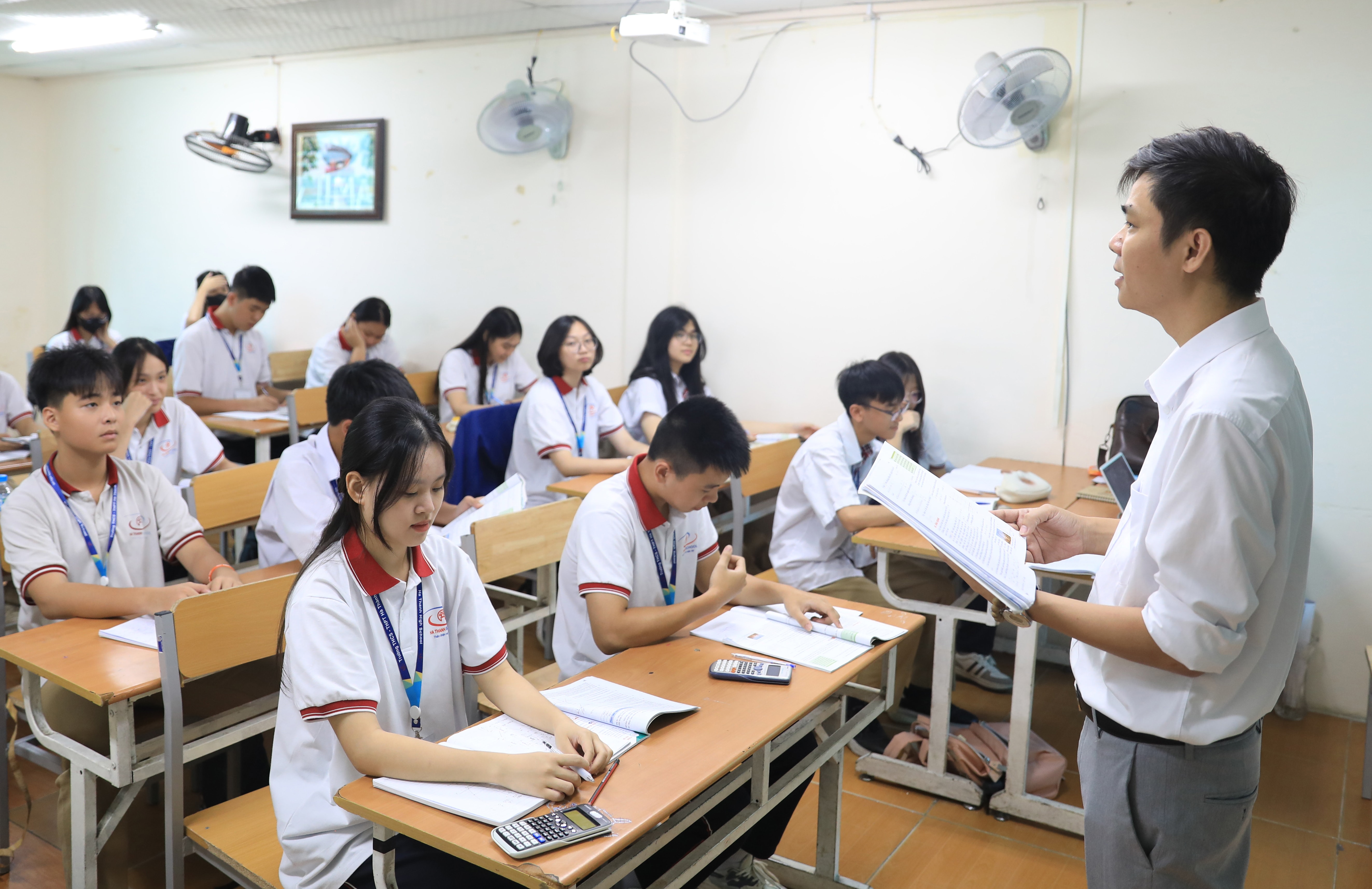 giao-vien-truong-trung-hoc-co-so-va-trung-hoc-pho-thong-ha-thanh-phuong-o-cho-dua-huong-dan-hoc-sinh-on-tap.-anh-quang-thai.jpg