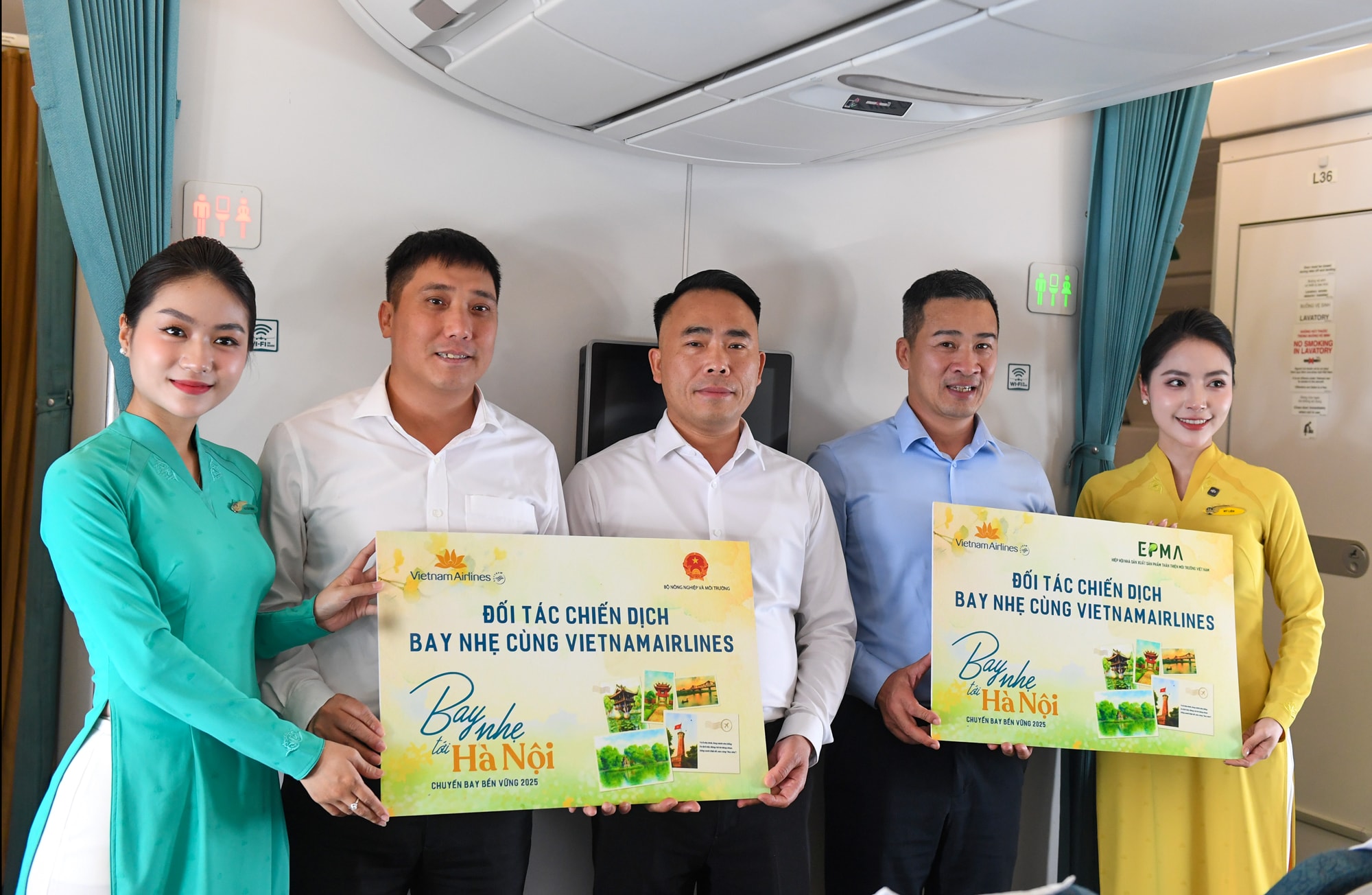 nghi-thuc-trao-bieu-tuong-doi-tac-chien-dich-bay-nhe-cung-vietnam-airlines-giua-vietnam-airlines-voi-bo-nong-nghiep-va-moi-truong-va-hiep-hoi-epma.jpg