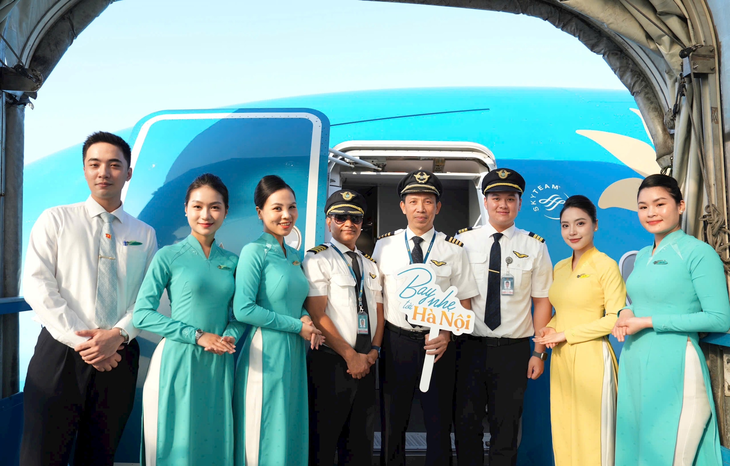 phi-hanh-doan-san-sang-cho-chuyen-_bay-nhe-toi-ha-noi_-.jpg