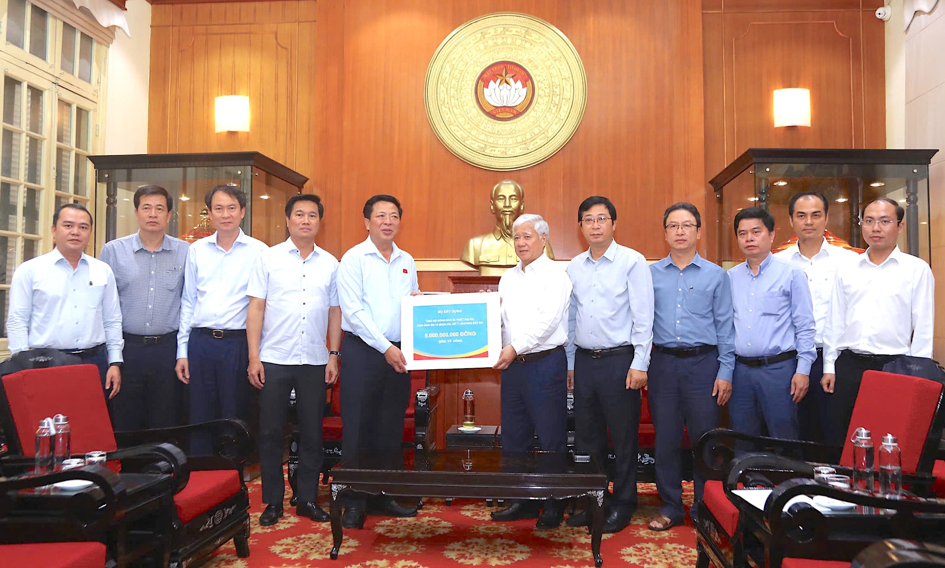 Minister Tran Hong Minh gibt Unterstützung.jpg