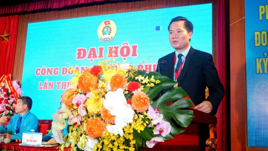 Đồng chí Nguyễn Thế Thạch, Bí thư Đảng ủy, Chủ tịch HĐND phường Phúc Lợi phát biểu chỉ đạo tại Đại hội