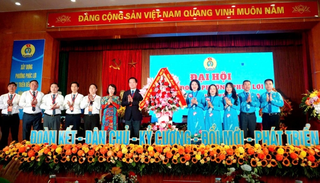 Lãnh đạo phường Phúc Lợi tặng hoa chúc mừng Đại hội.