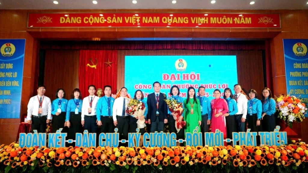 Ban Chấp hành Công đoàn phường Phúc Lợi khóa I, nhiệm kỳ 2025 - 2030 ra mắt tại Đại hội. Ảnh: B.Duy.