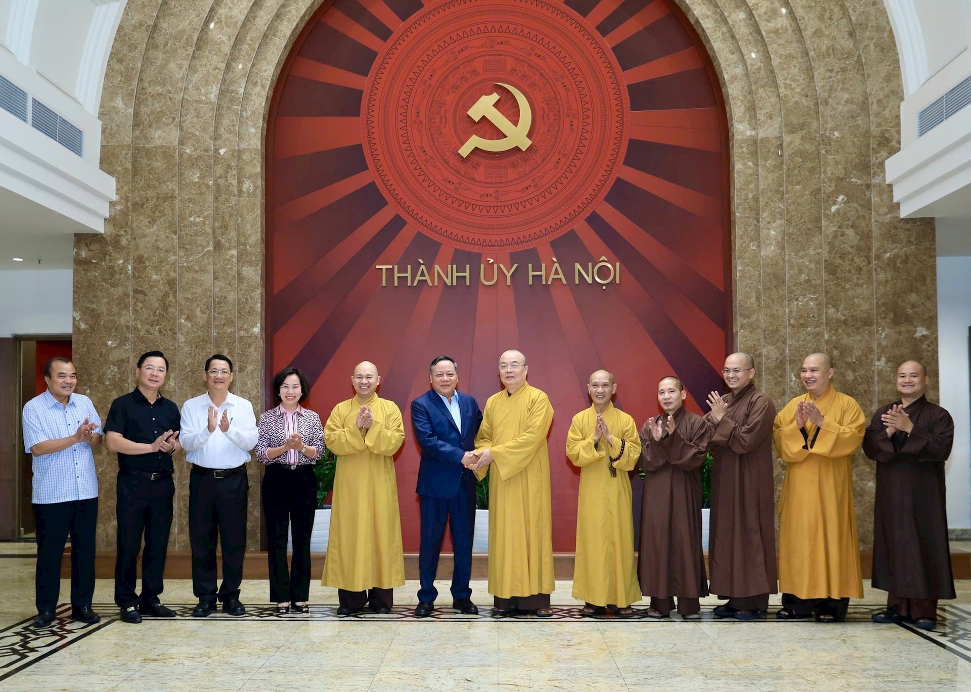 Các đại biểu chụp ảnh lưu niệm. Ảnh: Quang Thái