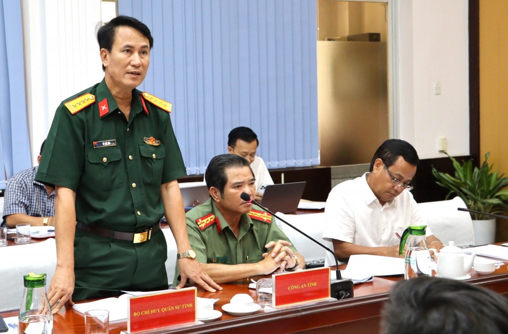 Đại diện Bộ Chỉ huy Quân sự tỉnh và đại diện doanh nghiệp phát biểu tại buổi làm việc (ảnh: Như Ngọc)