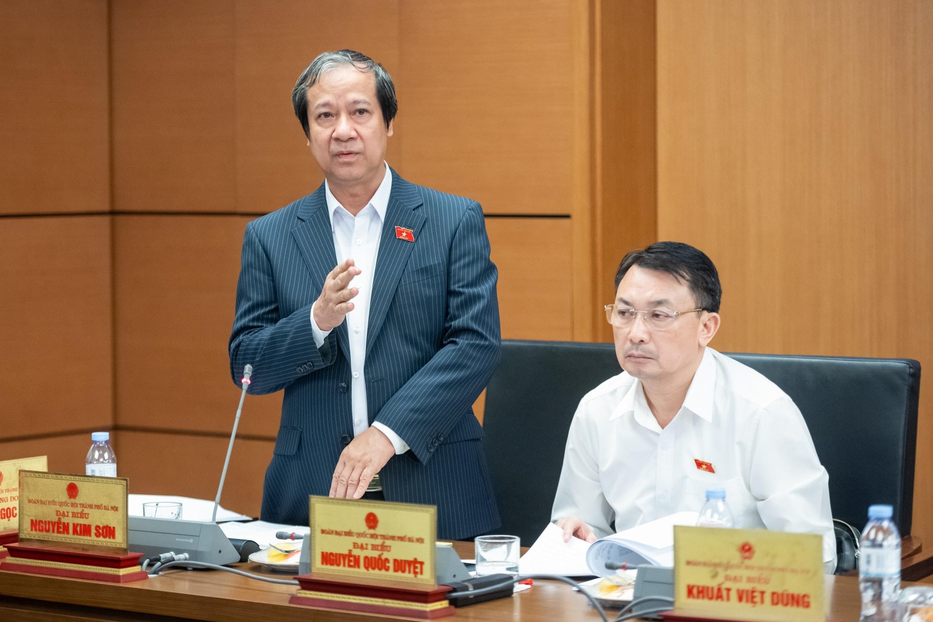 Bộ trưởng Giáo dục và Đào tạo Nguyễn Kim Sơn thảo luận tại Tổ Hà Nội. Ảnh: Phạm Thắng