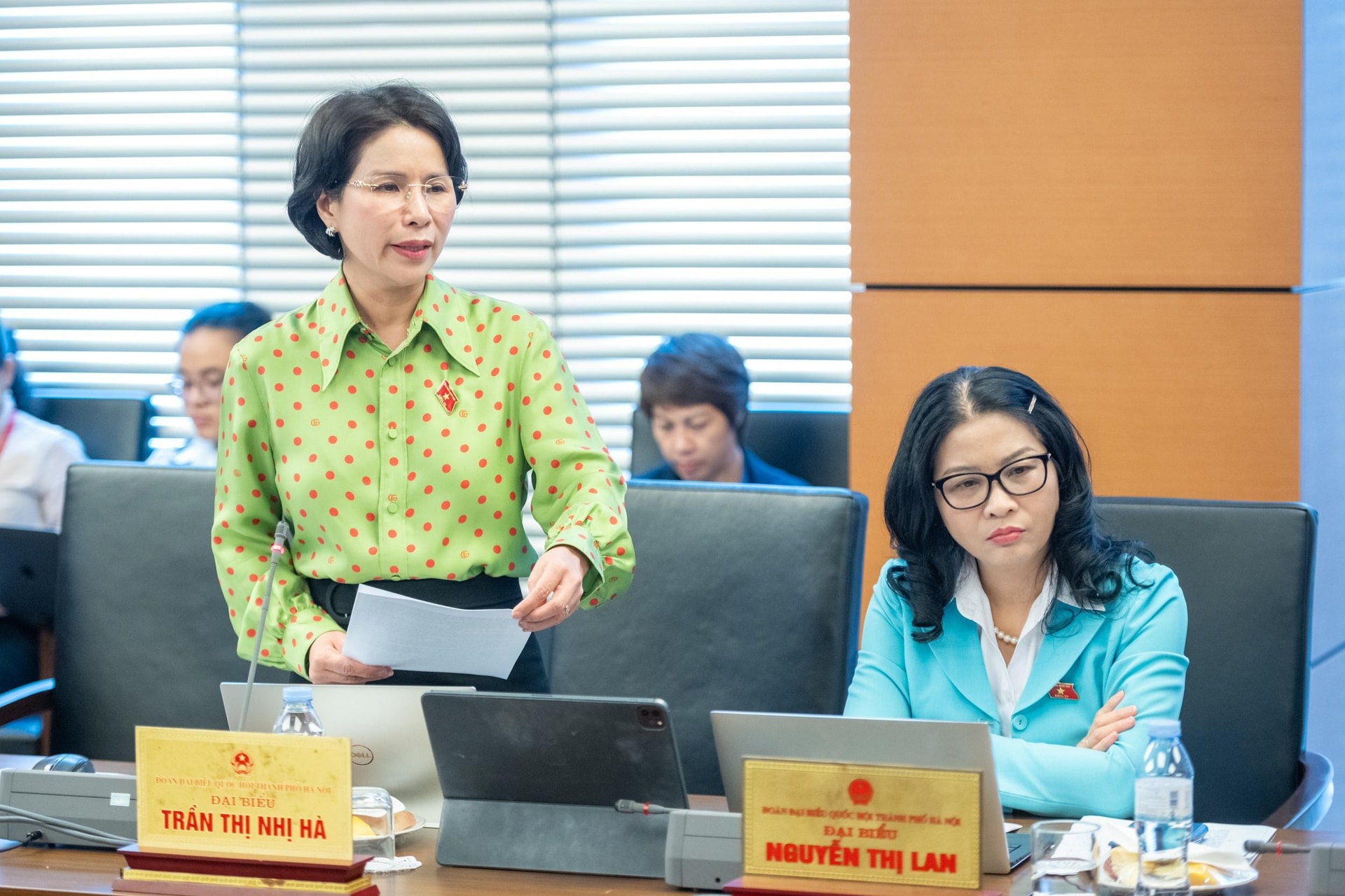 Đại biểu Trần Thị Nhị Hà (Đoàn Hà Nội) phát biểu thảo luận. Ảnh: Phạm Thắng