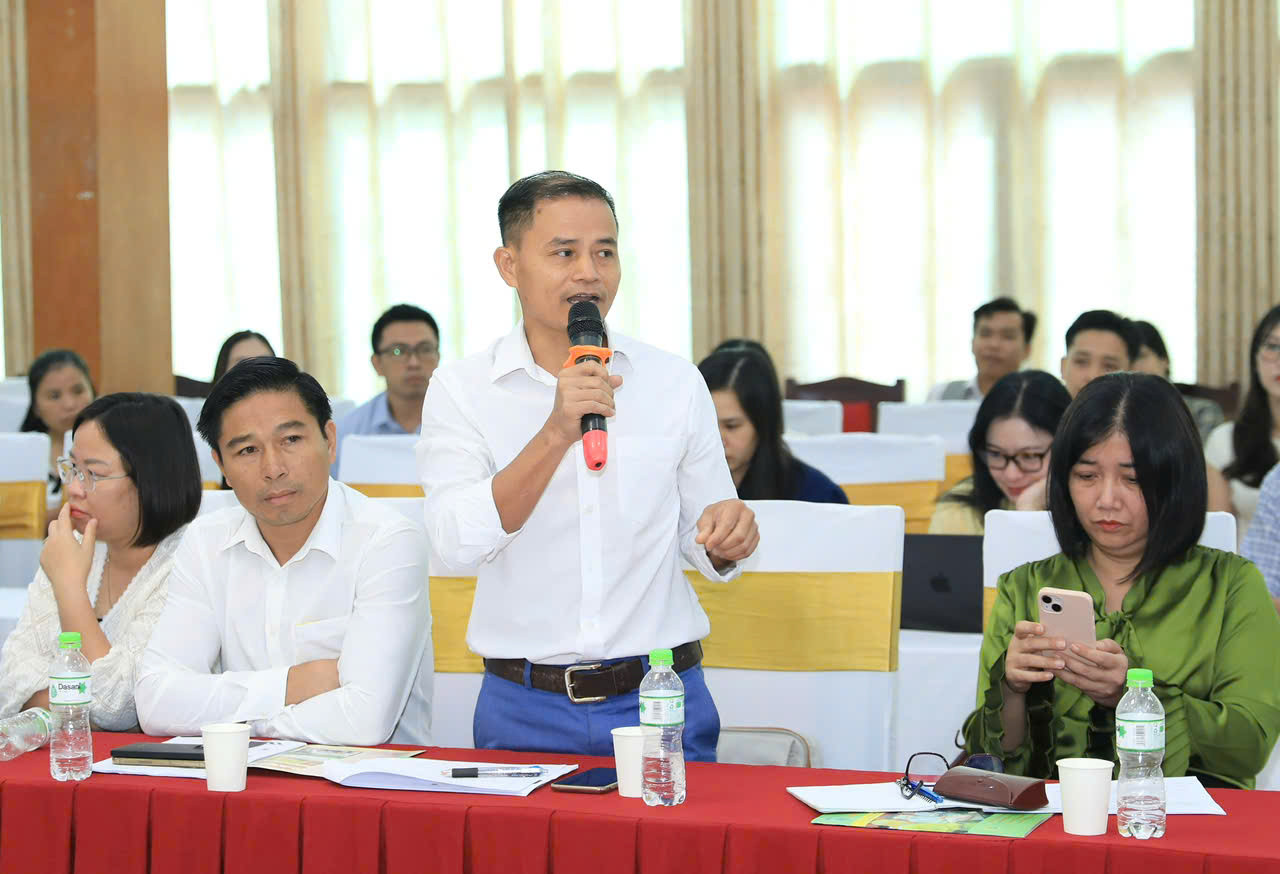 Ông Nguyễn Tuấn Hồng, đại diện HTX Sản xuất và Tiêu thụ rau an toàn Bắc Hồng phát biểu. Ảnh; Quang Thái