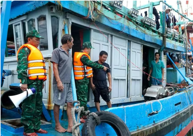 Cán bộ, chiến sĩ biên phòng tuyên truyền để các chủ tàu thuyền lên bờ tránh bão tại cảng Quy Nhơn