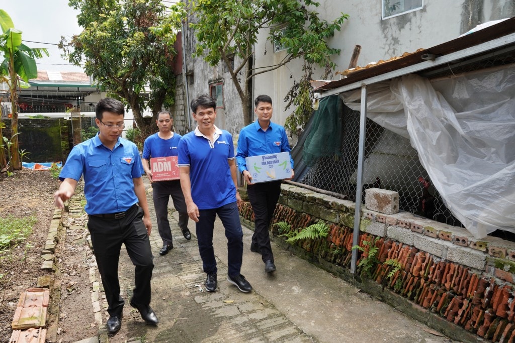 Đoàn Vinamilk gửi tặng những sản phẩm dinh dưỡng cho người dân tỉnh Ninh Bình, ghé thăm những gia đình chịu ảnh hưởng nặng nề sau bão lũ. Ảnh: Tịnh Không