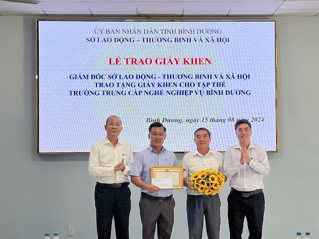 Trường Trung cấp nghề Nghiệp vụ Bình Dương nhận giấy khen của Sở Lao động thương binh và xã hội